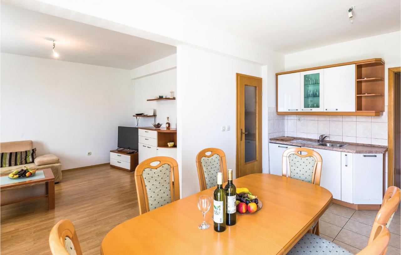 Cozy Apartment In Makarska With Kitchen Екстериор снимка
