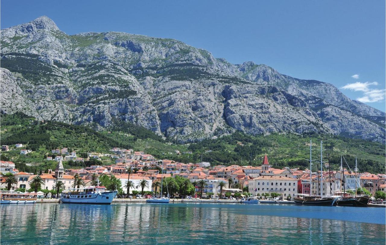 Cozy Apartment In Makarska With Kitchen Екстериор снимка