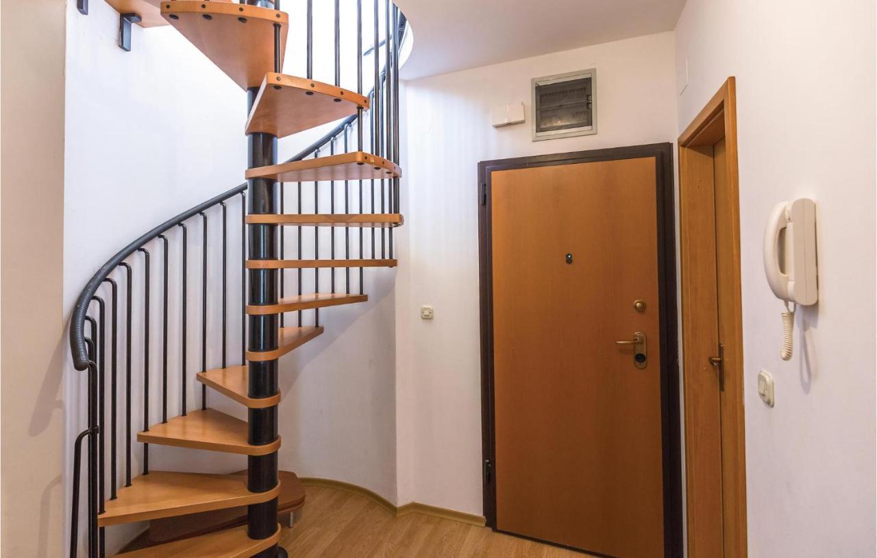 Cozy Apartment In Makarska With Kitchen Екстериор снимка