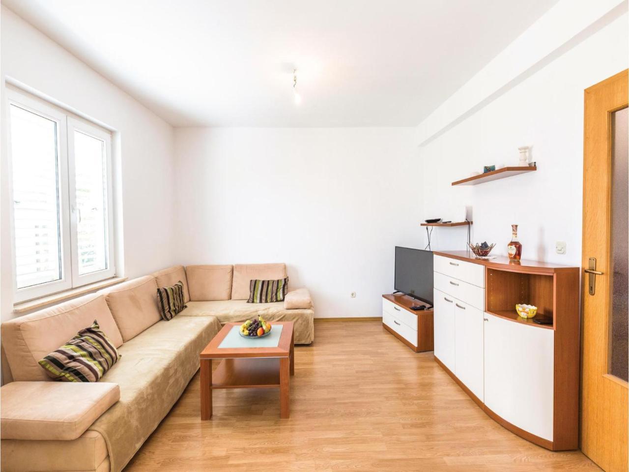 Cozy Apartment In Makarska With Kitchen Екстериор снимка